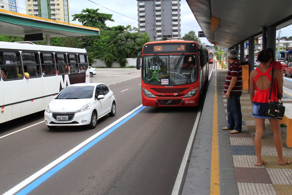  Ônibus que tansitarem na faixa central da Constantino Nery serão multados