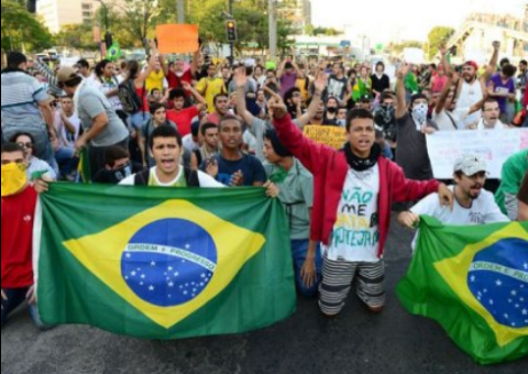 Gás lacrimogêneo e balas de borracha contra manifestantes no Maracanã