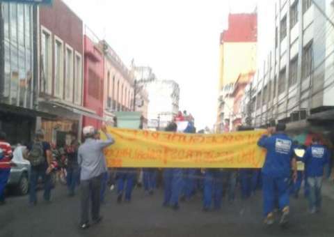 Trabalhadores da Andrade Gutierrez param trânsito no Centro