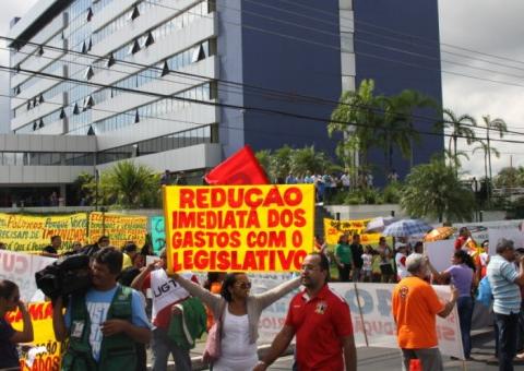 Manifestantes cobram fim do desperdício com atividade legislativa no AM