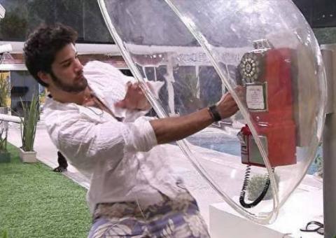 Marcello atende o Big Fone e corre risco de ser emparedado