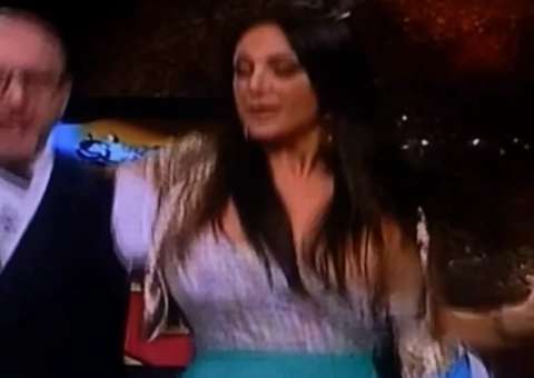   Apresentadora comemora gol e deixa seio escapulir ao vivo