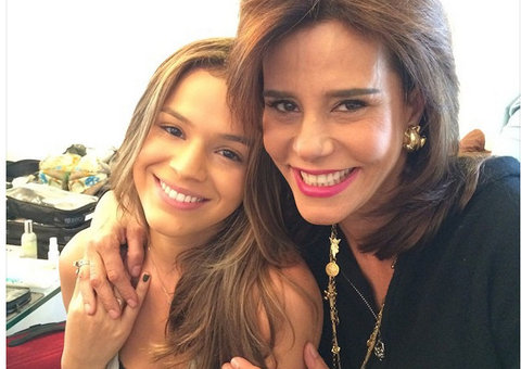 Bruna Marquezine se descuida e mostra seio em foto