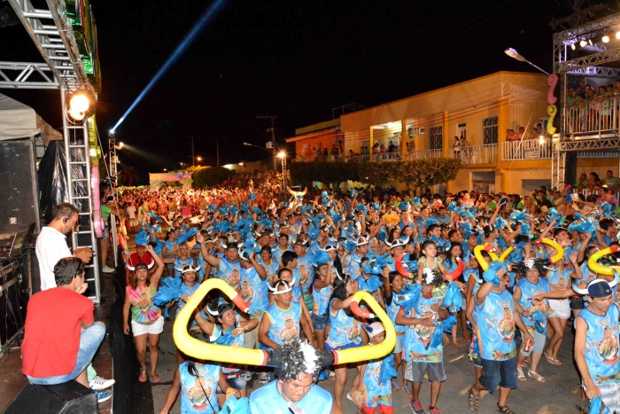 Blocos do Grupo especial contagiam com irreverência