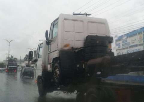 Carreta transporta cavalo mecânico sem nenhuma segurança