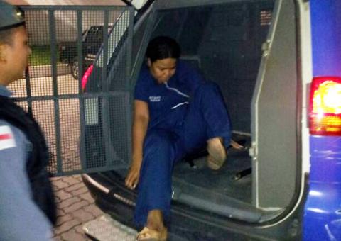 Advogado diz que médica pode se negar a atender paciente. PM vai punir policiais que algemaram Maria