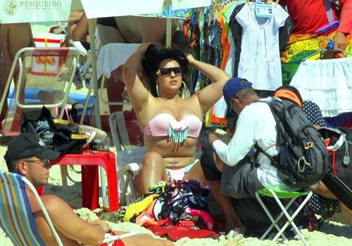 Mulher Melancia exibe pernões e gordurinhas em dia de praia