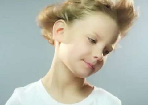 Menina com câncer avançado, encontra forças no canto e vira sucesso dos internautas