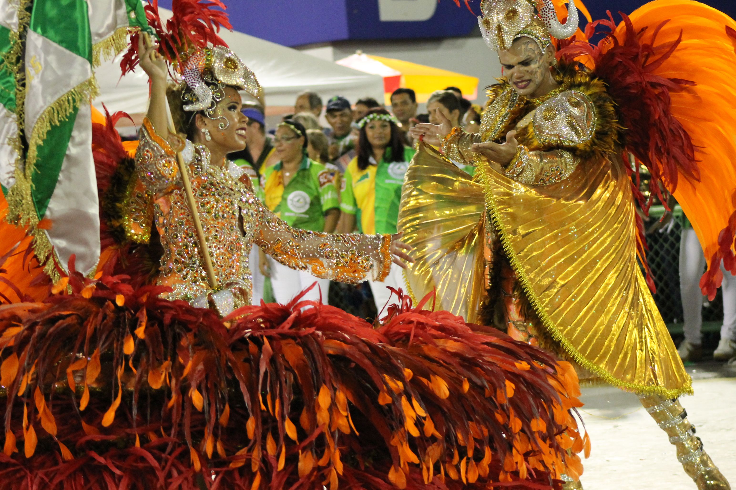  Jornalista Emily Araújo integra time de beldades na Aparecida