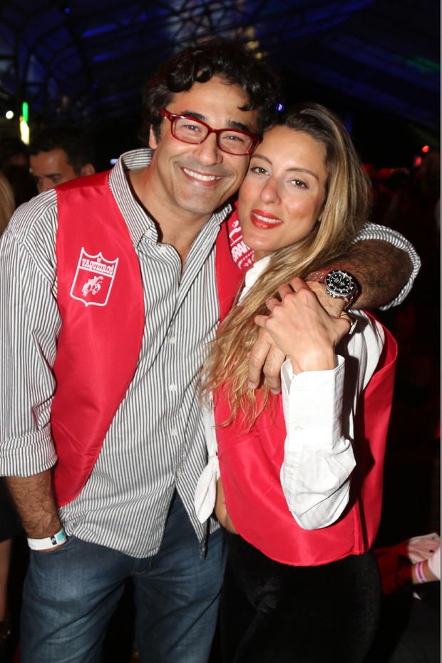 Com bebê de 10 meses, Luciano Szafir espera pelo terceiro filho