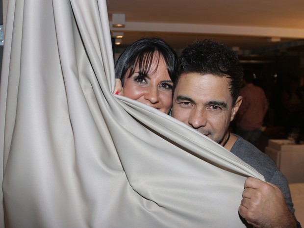 Zezé Di Camargo leva namorada em inauguração de motel