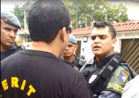 Carro dirigido por menor colide  com viatura e PM tenta impedir perícia em veículo. Veja vídeo