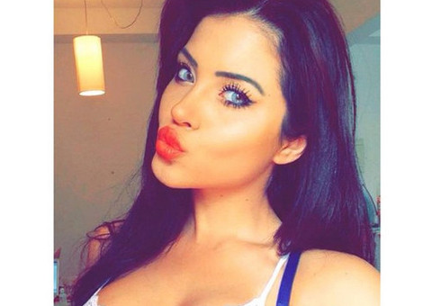 Claudia Alende faz selfie de calcinha e recebe elogios 