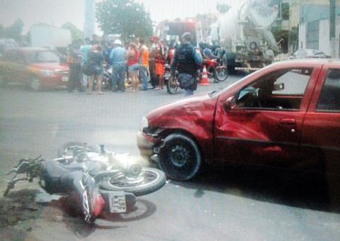 Motorista "malucão" corta caminho e joga carro contra mototaxista em Manaus