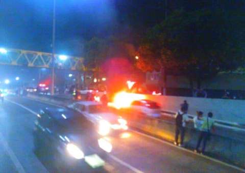 Patrulheiros da PM perseguem assaltantes, moto explode e condutor de carro acaba detido