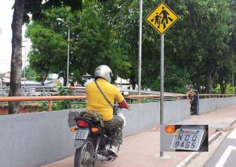 Motoqueiro usa calçada para transitar na Compensa