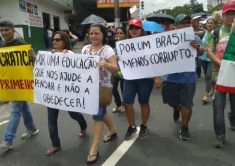 Movimento de professores faz manifestação em Manaus