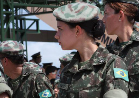 Licença maternidade de seis meses para mulheres militares