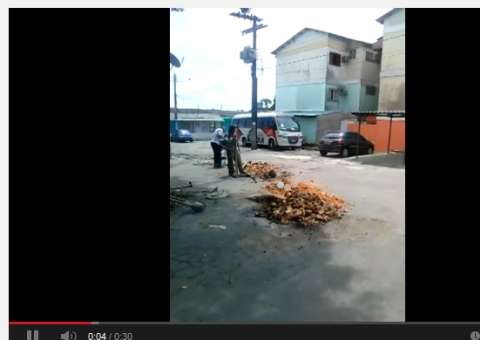 Dono do pedaço constrói muro no meio da rua na Cidade Nova