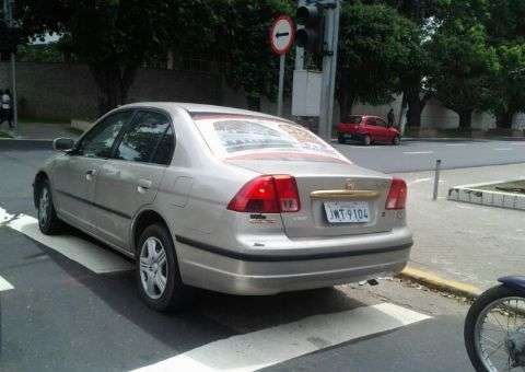 Faixa de pedestre é obstruída por veículo