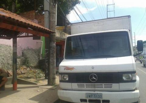 Caminhão estaciona em frente à para de ônibus na avenida Tefé