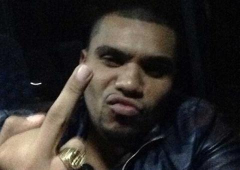 Naldo dá cotoco ao ser criticado por fãs após 10h de atraso em show