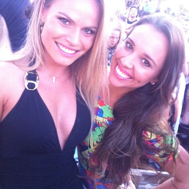 Ex-BBB Natália Casassola é flagrada aos beijos com ex-Fazenda, Angelis Borges