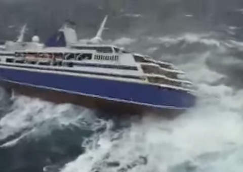 Tempestade provoca pânico a bordo em navio de cruzeiro