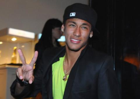 Repórter leva "patada" de Neymar após empate do Santos