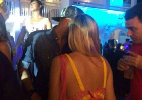 Neymar é flagrado paquerando loira em festa em Ibiza