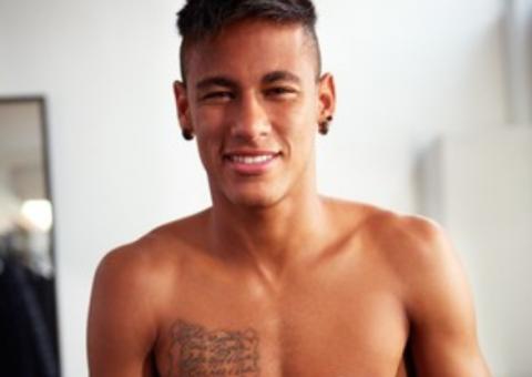  Neymar recebe milhões para posar sem camisa