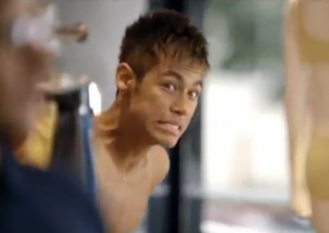 Comercial com Neymar é rotulado por internautas como homofóbico