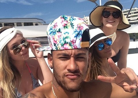 Em meio a rumores de separação, Neymar curte iate com irmã e amigas