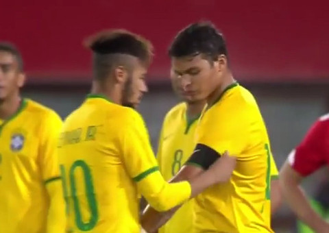 Neymar devolve braçadeira a Thiago Silva e atitude é elogiada nas redes sociais