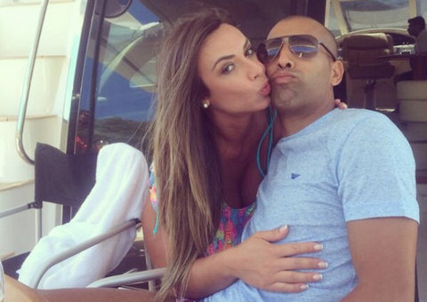 Nicole Bahls assume namoro com Emerson Sheik