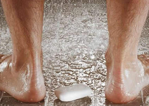 Universidade incentivam aos alunos urinarem no chuveiro para economizar água