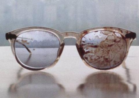 Viúva de John Lennon posta foto de óculos do cantor ensanguentado