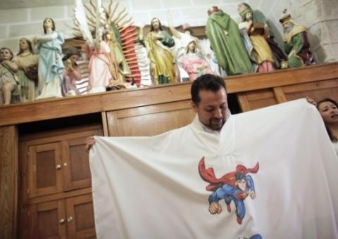 Padre usa batina ¨super poderosa¨ e benze fiéis com metralhadora