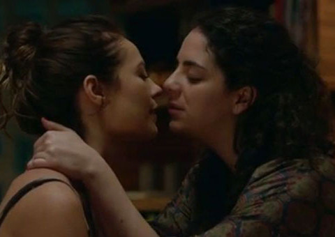 Interpretando prostituta bissexual, Paolla Oliveira fala sobre beijo gay em atriz