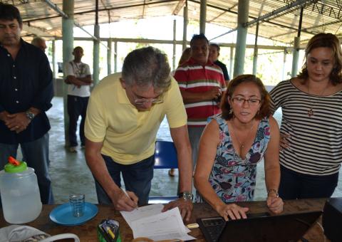   Pauderney  faz   entrega da escola Joana Vieira 