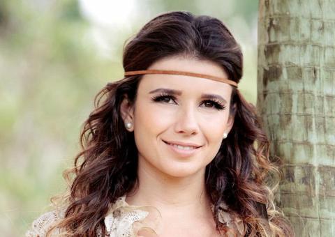 Paula Fernandes revela religião e é boicotada por fiéis