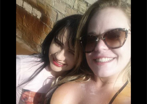 Ex-BBB Paulinha exibe corpão após sessão de bronzeamento