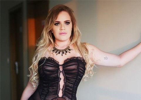 Paulinha posa com camisola sensual