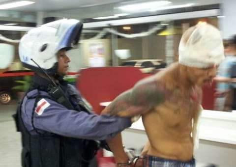 Abordado pela polícia, criminoso tenta tomar arma e é preso na Compensa