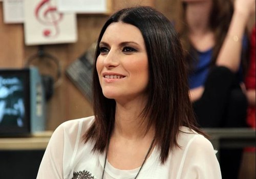 Após mostrar demais, Laura Pausini se diz envergonhada