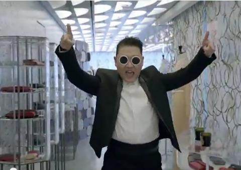 Psy dança "Gangnam Style" em igreja