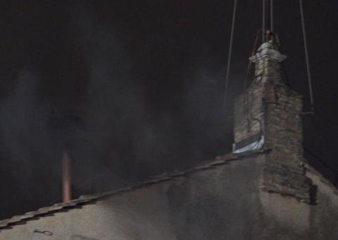 Decisão dos cardeais: primeira fumaça do conclave é preta