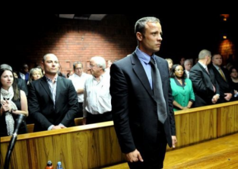 Família de Pistorius se comove com divulgação de fotos da cena do crime