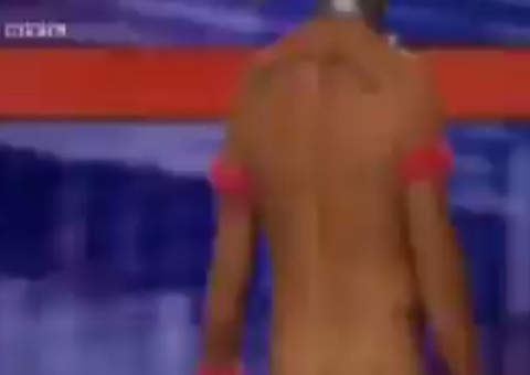 Americano pinta quadro com as partes íntimas 