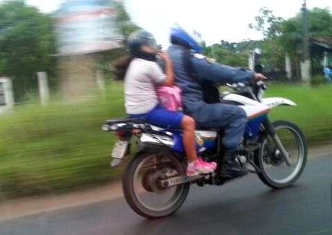 Transporte escolar é feito em moto da Polícia Militar